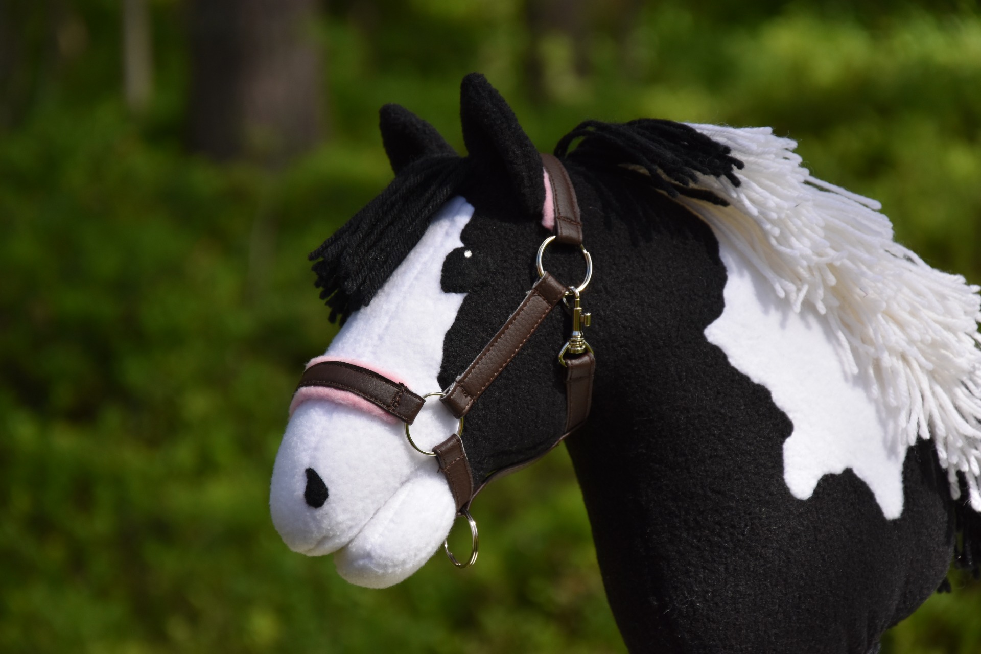  Vaaleanpunaiset pehmusteet turvalla ja niskassa.